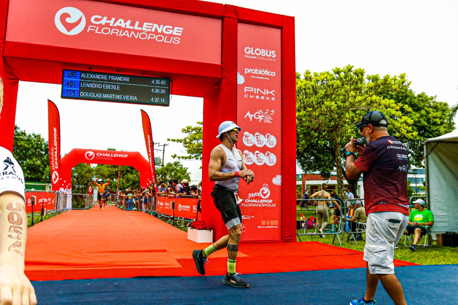 Dr. Alexandre Prandini cruzando a linha de chegada do Challenge Florianópolis